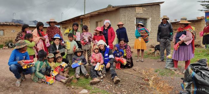 Entrega de regalos a comunidad rural en Navidad