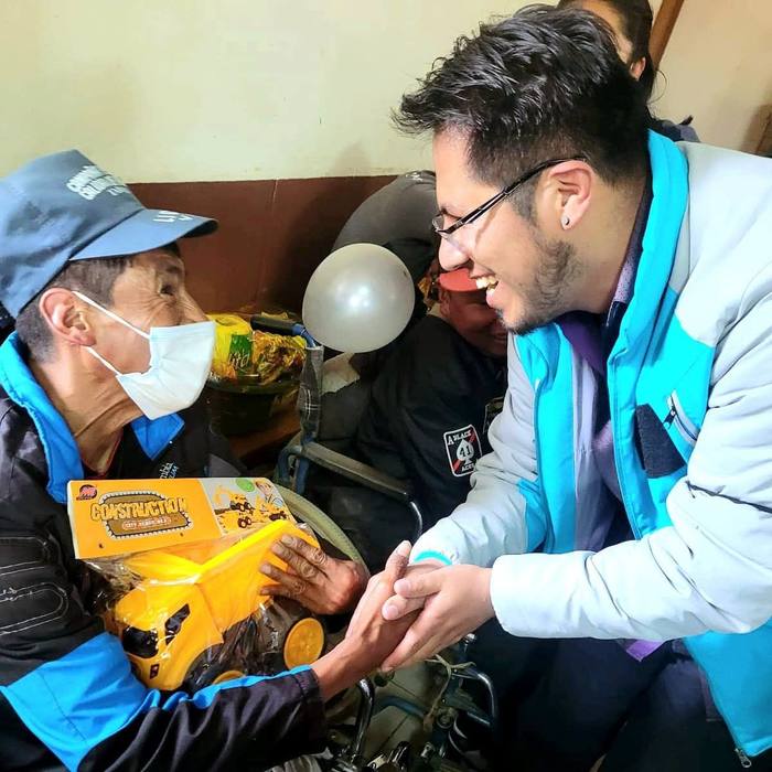Momento de cercanía con una persona con discapacidad en silla de ruedas