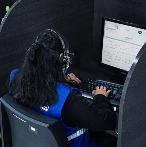 Profesional de salud atendiendo en el Call Center COVID-19